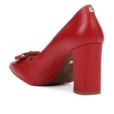 Sapato de salto alto vermelho com laço e salto robusto