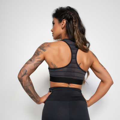 Top desportivo preto com riscas cinzentas e leggings pretas, vista de costas