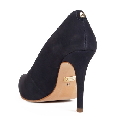 Sapato de salto alto preto com sola bege e placa dourada