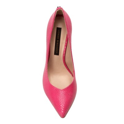 Sapato de salto alto rosa com textura de pele de cobra e etiqueta Jorge Bischoff