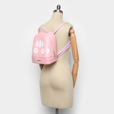 Mochila pequena rosa com padrão gráfico branco num manequim de corpo inteiro