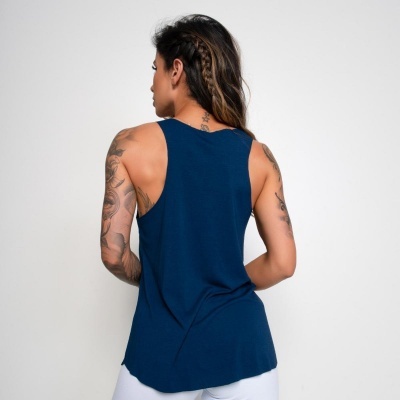 Regata feminina azul escuro vista pelas costas