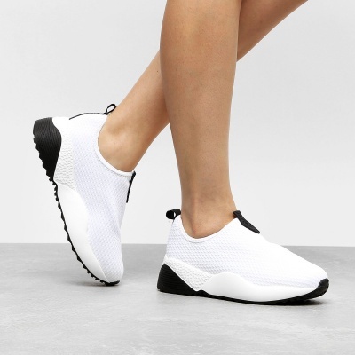 Ténis desportivos branco e preto em teto respirável com sola preta