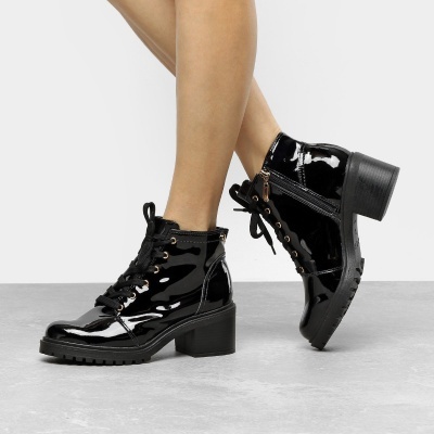 Botas pretas de verniz com atacadores e salto médio