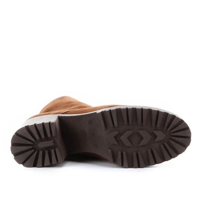 Sola preta de bota castanha de camurça vista por baixo