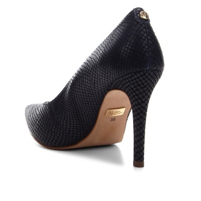 Sapato de salto alto preto com padrão tipo cobra e detalhe metálico dourado