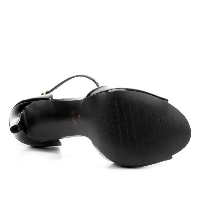 Solado de sandália preta de salto alto visto por baixo