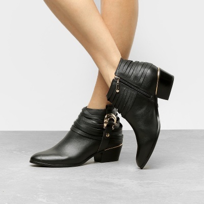Botins pretos de pele com tacão quadrado e tiras decorativas