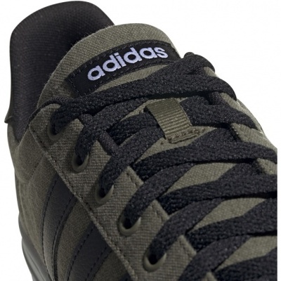 Ténis Adidas com atacadores pretos e etiqueta com logo Adidas
