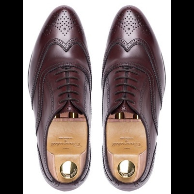 sapatos sociais masculinos em couro marrom com detalhes perfurados vistos de cima