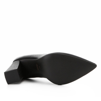 Sapato preto de salto grosso visto de baixo