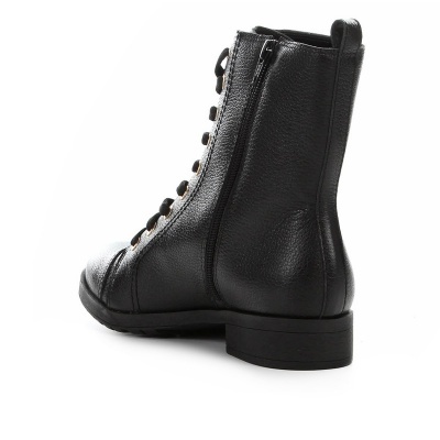 Bota preta de couro vista de trás com fecho lateral e atacadores