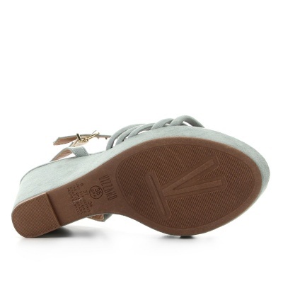 Sandália de cunha cinza claro com sola de borracha castanha e fecho de fivela dourada