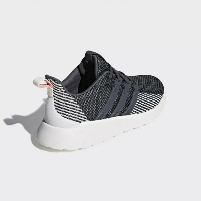 Ténis desportivo em malha preta e branca com sola branca