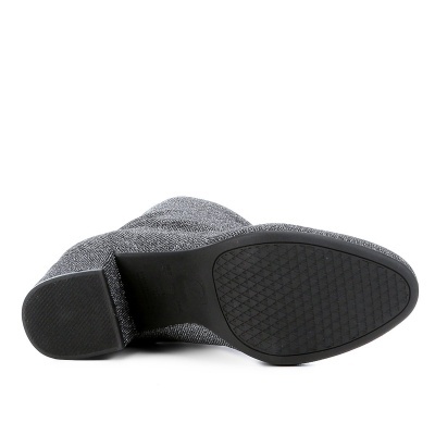 Bota feminina cinza com sola preta e salto quadrado vista de baixo.