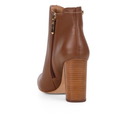 Bota castanha de salto alto grosso com fecho lateral