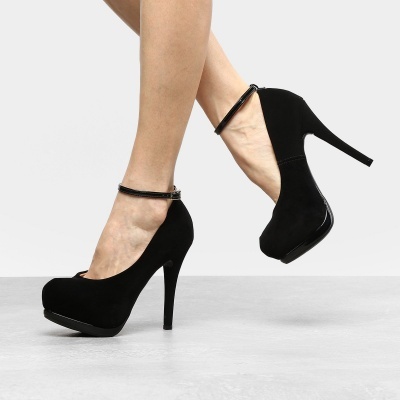 Sapatos pretos de salto alto com tornozeleira em fundo branco