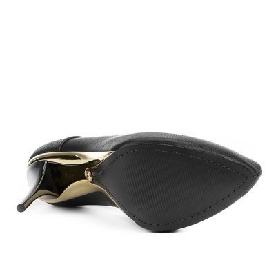 Salto alto preto com sola preta e salto dourado