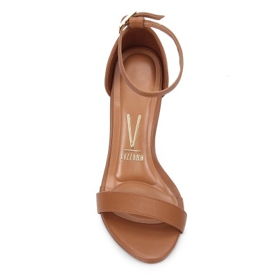 Sandália castanha com tira larga frontal e tira fina ao tornozelo, texto VIZZANO na palmilha.