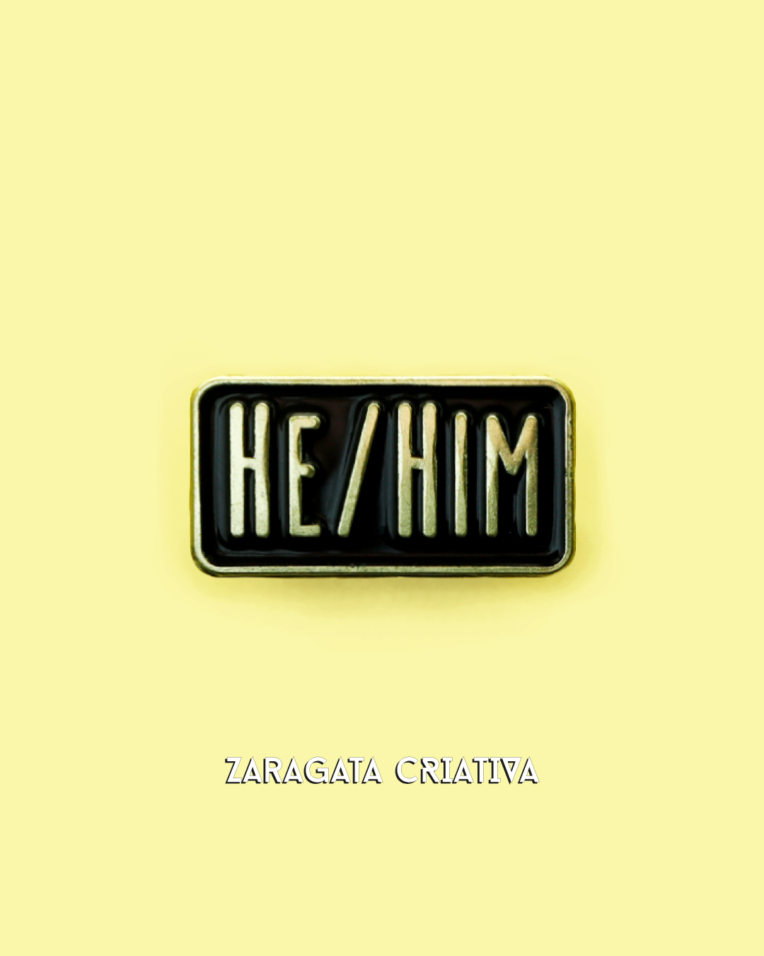 Pin He/ Him Pin retangular preto com texto dourado HE/HIM e fundo amarelo com texto