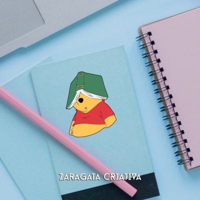 Cadernos e lápis com design de ursinho e texto ZARAGATA CRIATIVA