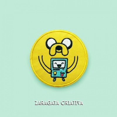 Emblema redondo amarelo com personagem de desenho animado e texto ZARAGATA CRIATIVA