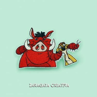 Patch bordado personagens desenhos animados javali e cão em fundo verde