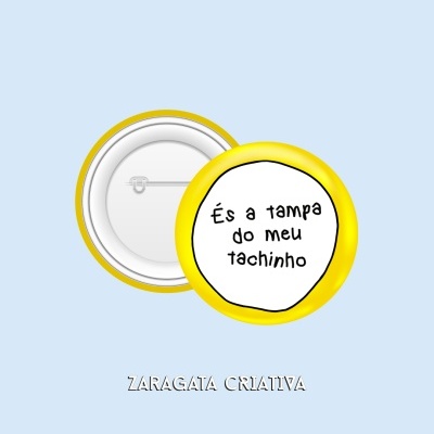 Botão redondo amarelo com texto 'És a tampa do meu tachinho'