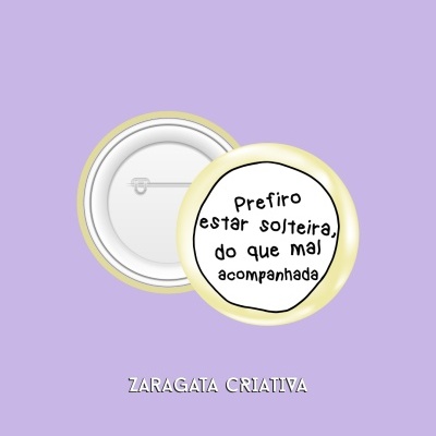 Bottons redondos com frase em português sobre fundo lilás