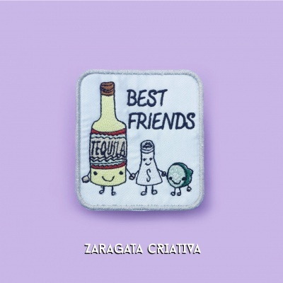 Bordado quadrado branco com garrafa de tequila, saleiro, lima e texto BEST FRIENDS