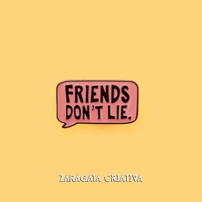 Pino rosa com texto preto 'FRIENDS DON'T LIE.' sobre fundo laranja
