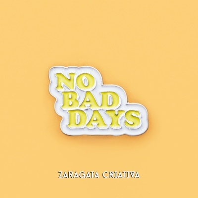 Pin com texto 'NO BAD DAYS' em amarelo e branco sobre fundo laranja