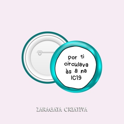 Crachá redondo azul com texto por ti circulava às 8 na IC19