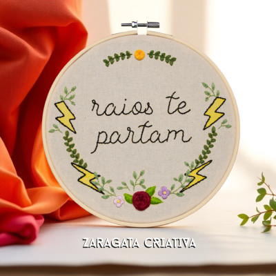 Bastidor bordado com frase e decoração floral e raios amarelos