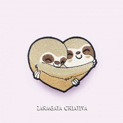 Emblema bordado de preguiças abraçadas formando coração