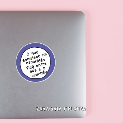 Computador portátil cinzento com autocolante azul e branco na tampa com texto em português