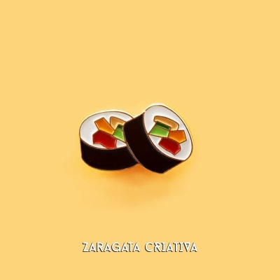 Ilustração de dois rolos de sushi com alga preta e recheio colorido em fundo amarelo