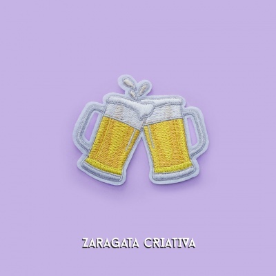 Emblema bordado de duas canecas de cerveja a brindar sobre fundo lilás