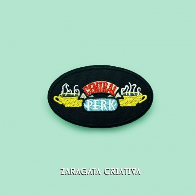 Emblema oval bordado com chávenas e texto CENTRAL PERK