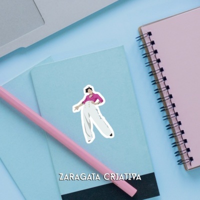 Dois cadernos azuis com figura feminina e caneta rosa, caderno espiral rosa e parte de portátil cinzento