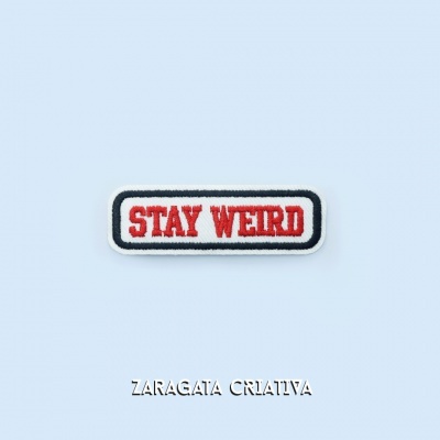 Patch bordado com texto STAY WEIRD em vermelho