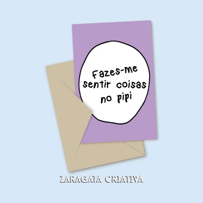 Cartão roxo com envelope bege e texto em português