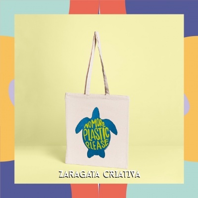 Sacola de tecido branca com estampa de tartaruga e texto azul e amarelo