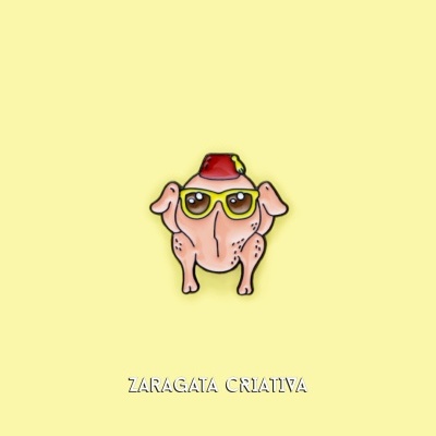 Pin frango cru com óculos amarelos e chapéu vermelho sobre fundo amarelo com texto ZARAGATA CRIATIVA