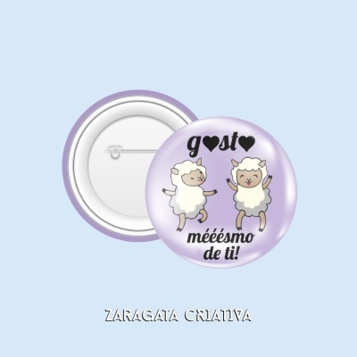 Botão lilás com desenho de ovelhas e texto em português