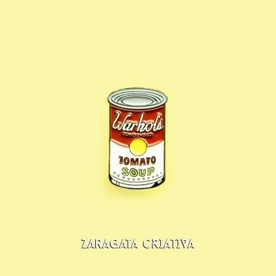 Lata de sopa de tomate Warhol's em fundo amarelo com texto Zaragata Criativa
