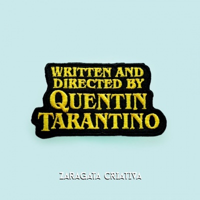 Patch bordado preto com texto amarelo Quentin Tarantino