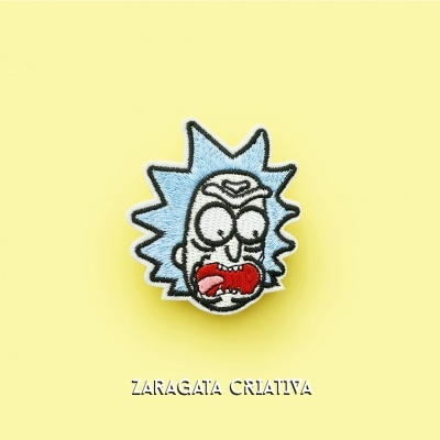 Emblema bordado da personagem Rick com cabelo azul e língua de fora
