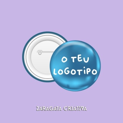 Botons azuis com texto branco 'O TEU LOGOTIPO' e verso metálico com mola