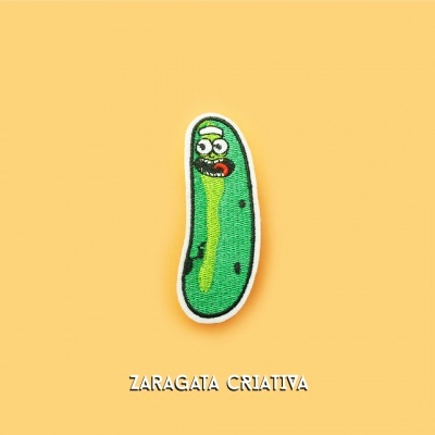 Patch bordado em forma de pepino engraçado sobre fundo amarelo com texto ZARAGATA CRIATIVA